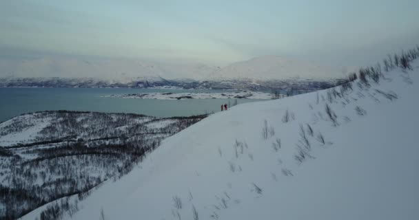 Filmische Drone Beelden Van Twee Skiërs Het Randje Met Rugzak — Stockvideo