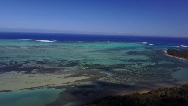 Turista Borde Del Pico Montaña Sobre Paisaje Del Mar Drone — Vídeos de Stock