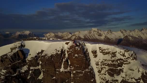 Invierno Extremo Frío Weather Drone Sobrevuelo Grupo Excursionistas Descansando Borde — Vídeos de Stock