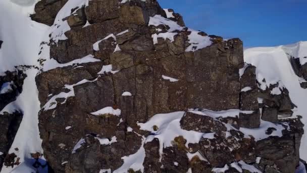 Hareketsiz Oturan Dört Yürüyüşçünün Yatay Dron Görüntüsü Kayalık Kar Dağ — Stok video