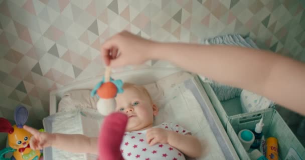 Klein Baby Meisje Spelen Met Haar Moeder — Stockvideo