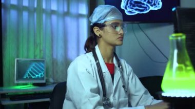 Asyalı Kadın Doktor Beyin Araştırma Laboratuvarında Bilgisayar Çalışıyor, 4K (UHD), Pürüzsüz Kaypak Vuruşu.