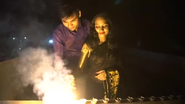 Jeune Couple Allumant Des Bougies Avec Cracker Scintillement Feu Célébrant — Video