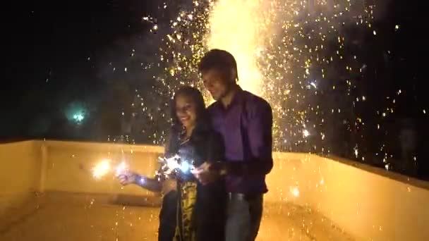 Casal Jovem Segurando Fogo Sparkle Cracker Mão Celebrando Ano Novo — Vídeo de Stock