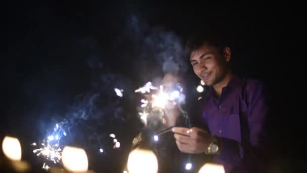 Pasangan Muda Memegang Api Sparkle Cracker Dan Merayakan Tahun Baru — Stok Video