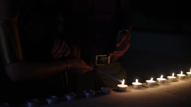 夜には新年やディワリを祝う火の輝きクラッカーと女性の手照明キャンドルの閉鎖 — ストック動画