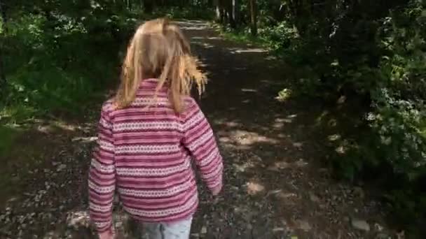 Chica Irlandesa Hablando Paseo Por Bosque Ardgillian Irlanda Día Soleado — Vídeo de stock