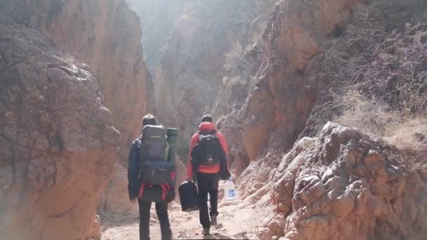 Två Män Går Genom Ravin Med Camping Och Backpacking Utrustning — Stockvideo