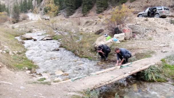 Camping 3500M Song Kul Lake Beautiful River Running Man Washing — Stock Video