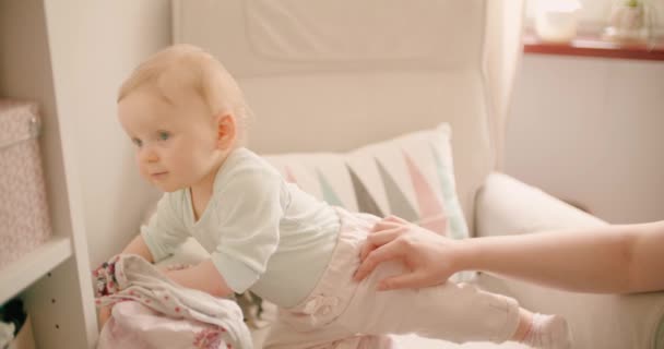 Mère Chatouillant Rire Bébé Fille Sur Canapé — Video