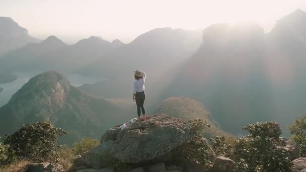 壮大なブライドキャニオンの風景を見下ろす冒険の女性 — ストック動画