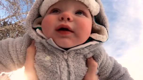 Pov Slo Mo拍摄了一个穿着温暖的模糊外套的可爱的快乐孩子 他被举到空中 — 图库视频影像