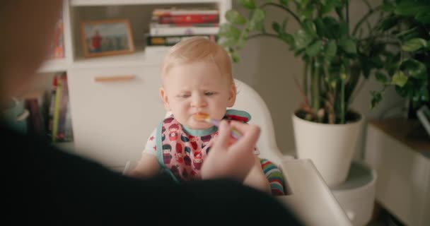 Liten Flicka Äter Barnmat Barnstol Med Mamma — Stockvideo