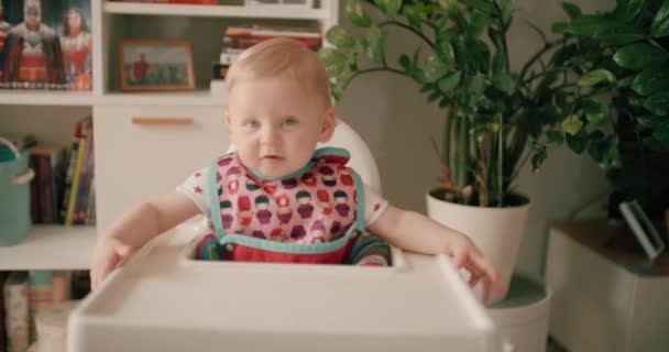 Niedliches Baby Mädchen Wartet Hochstuhl — Stockvideo