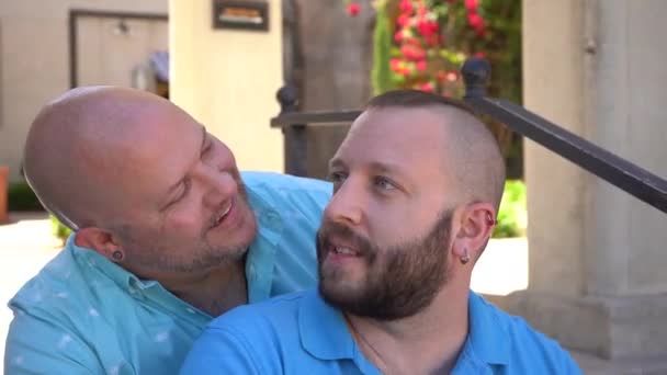 Amar Casal Gay Sentado Desfrutando Dia Verão — Vídeo de Stock