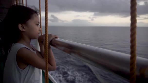 Ένα Μικρό Κορίτσι Που Απολαμβάνει Θέα Της Θάλασσας Και Την — Αρχείο Βίντεο