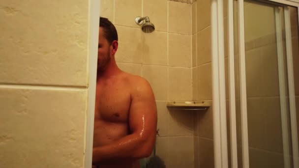シャワーを浴びて髪と顔と体を洗っている男のロックされたショット — ストック動画