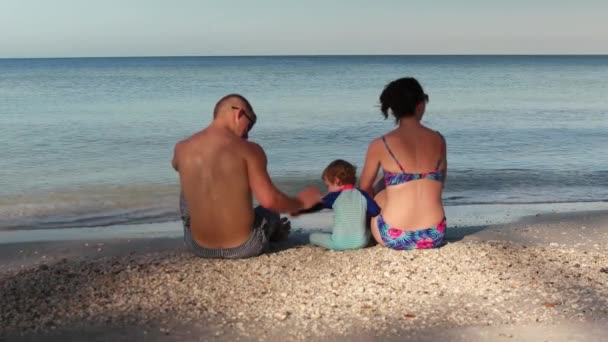 Rodzina Ciesząca Się Porannym Słońcem Plaży Florydzie — Wideo stockowe