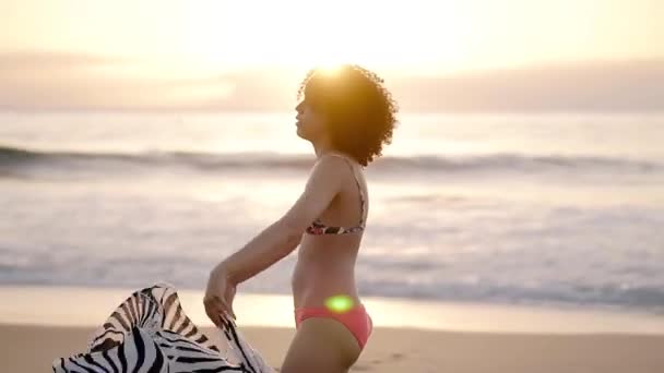 Paradise Beach Meisje Met Pareo Bij Zonsondergang Luxe Vakantie — Stockvideo