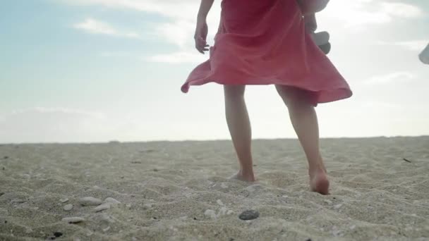 Femeie Walking Desculț Sandy Plaja Rochie Roșie — Videoclip de stoc