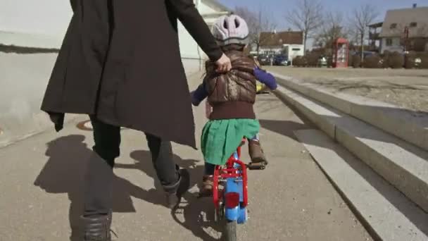 Małe Dziecko Uczy Się Jeździć Rowerze Mamą — Wideo stockowe