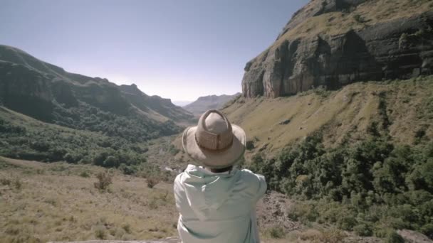 Woman Sits Overlooking Dramatic Canyons Drakensberg South Africa — Stock Video