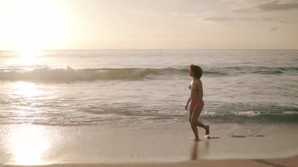 Hermosa Mujer Caminando Playa Perfecta Vacaciones Atardecer — Vídeo de stock