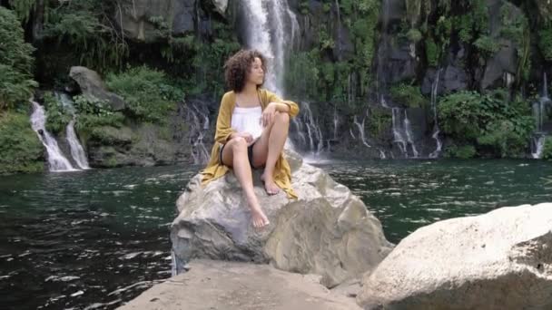 Boho旅行妇女郁郁葱葱丛林瀑布背景 自由精神 — 图库视频影像