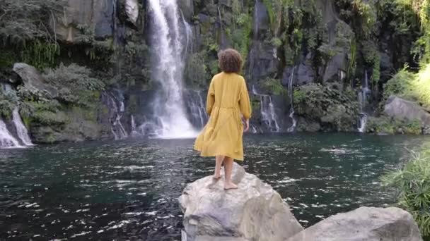 Mulher Elegante Fica Com Vista Para Pitoresca Cachoeira Selva — Vídeo de Stock