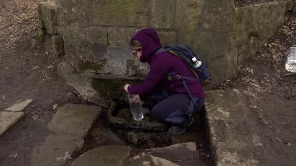 Femme Randonnée Remplissant Bouteille Eau Claire Froide Une Source Dans — Video