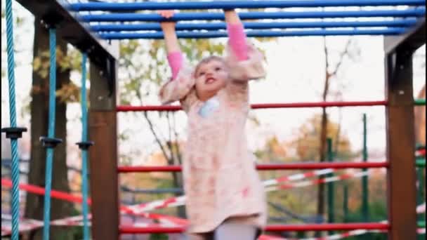 Egy Aranyos Kislány Gyakorlat Majom Bárok Mászik Sikeresen Viccet Akasztás — Stock videók