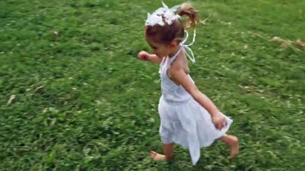 4歳の少女が走る Slomo — ストック動画