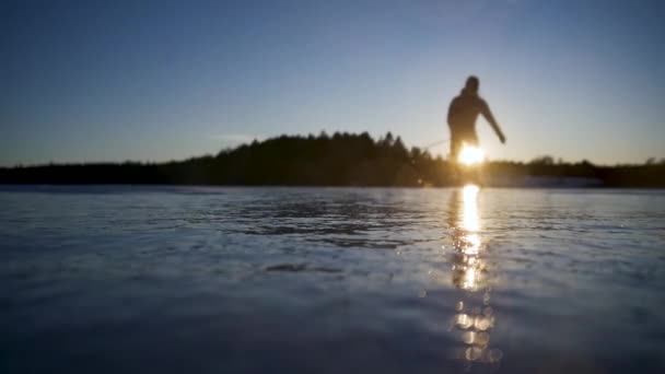 在瑞典日落的冰冻湖上滑冰 — 图库视频影像