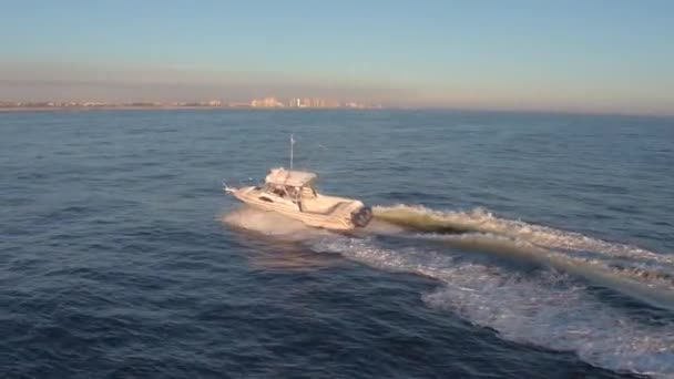 Drohnenvideo von Yachten und Fischerbooten vor der Küste des Golfs von Mexiko bei Sonnenuntergang