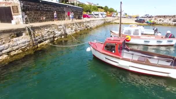 Aryas Steps Carnlough Harbour Glencloy Antrim Irlanda Del Norte — Vídeos de Stock