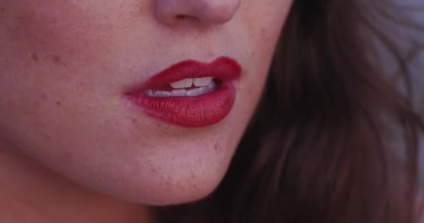 Close Van Een Glamoureuze Jonge Vrouw Heldere Rode Lippen — Stockvideo