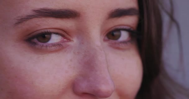 Retrato Close Uma Mulher Glamourosa Jovem Olhos Castanhos Sorrindo Enquanto — Vídeo de Stock