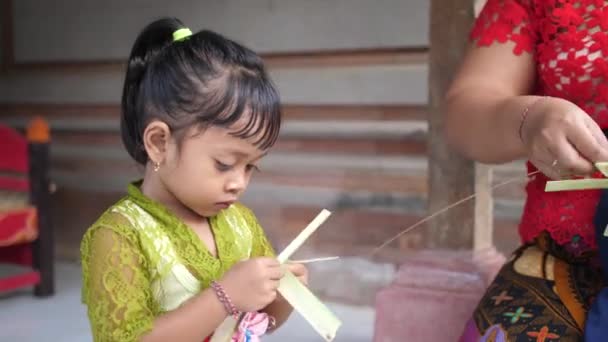 Dantelli Bluzlu Şirin Kız Yerde Oturup Annesiyle Birlikte Palmiye Yapraklarından — Stok video