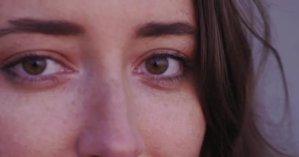 Retrato Close Uma Mulher Bonita Jovem Olhos Castanhos — Vídeo de Stock