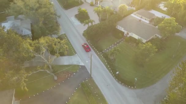Luftaufnahme Eines Roten Sportwagens Der Bei Sonnenuntergang Durch Die South — Stockvideo
