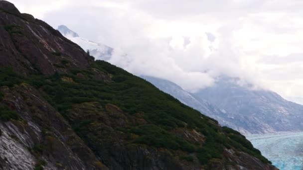 Tilt Revealing Dawes Glacier Meeting Endicott Arm Fjord Alaska — Vídeo de stock