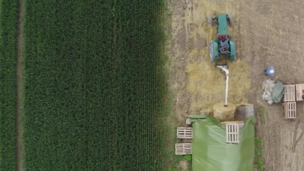 Foto Aérea Tractor Tomando Pajar Para Preparar Paja Cereal Para — Vídeo de stock