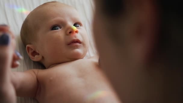 Prisma Luz Brilha Nariz Bebê Enquanto Ele Deita Costas Olhando — Vídeo de Stock