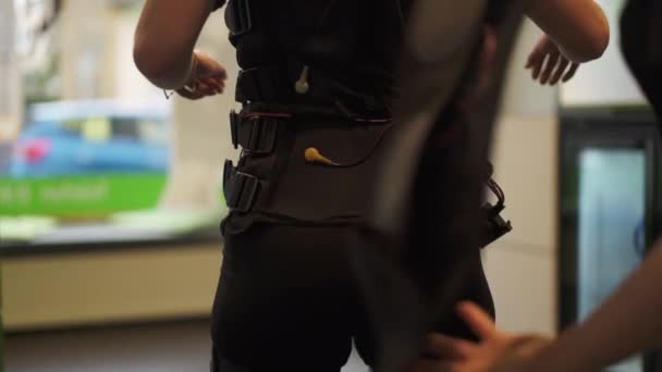 Mcu Trainer Attacca Ems Gilet Glutei Dei Clienti Preparazione Gli — Video Stock