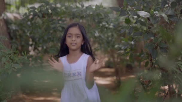 Portret Van Aziatisch Meisje Springen Glimlachen Tuin Thuis — Stockvideo