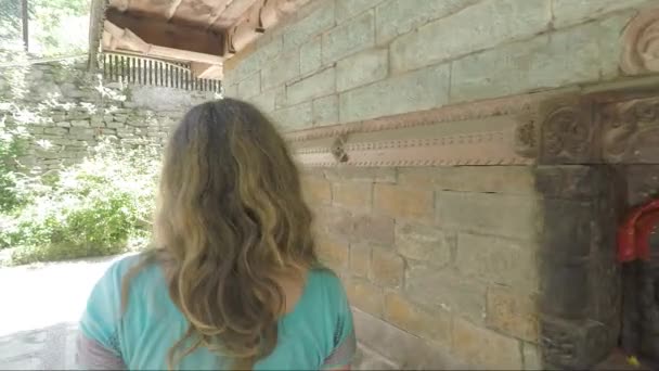 Spacerując Himalajskiej Świątyni Piękna Biała Kobieta Okrąża Ołtarz Dotykając Ściany — Wideo stockowe