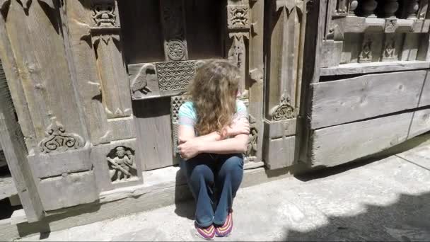 Mujer Bastante Caucásica Sentada Puerta Del Templo Del Himalaya Tiro — Vídeos de Stock