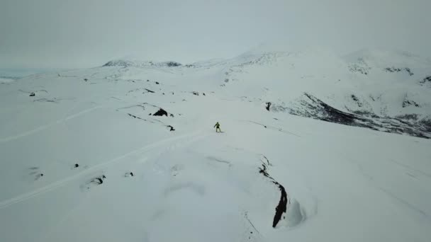 Skier Σκι Κάτω Από Την Πλευρά Του Βουνού — Αρχείο Βίντεο