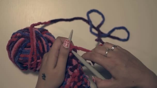 Topview Vrouw Breien Met Steken Crafting Een Roze Paarse Stof — Stockvideo