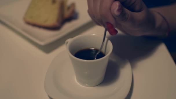 Mujer Con Uñas Hermosas Mezclando Café Expreso Con Cuchara — Vídeo de stock